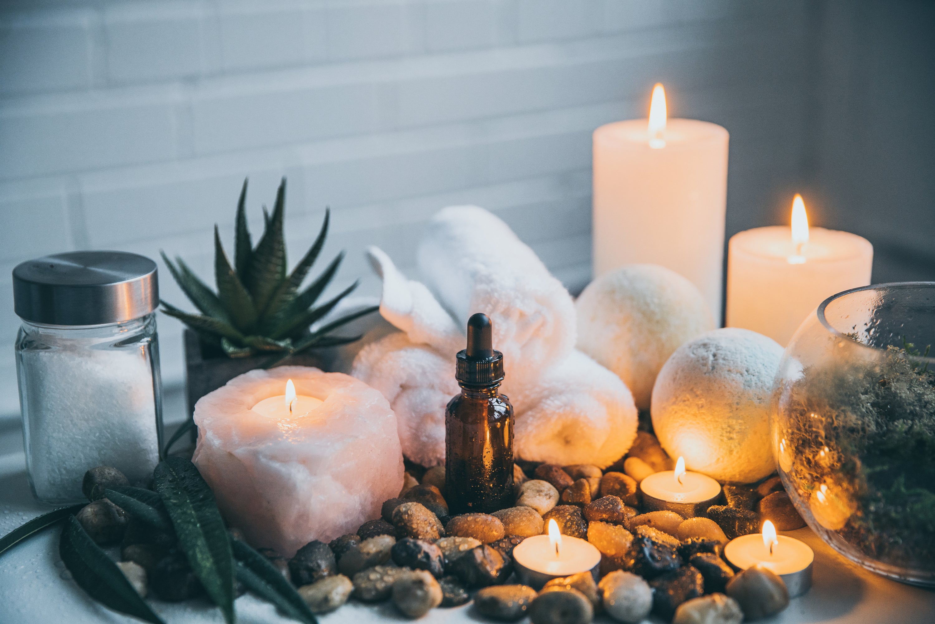 Decorative spa setup with candles and relaxing elements for MelloBox experience